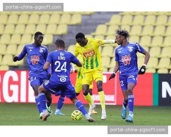 半场：里昂1-1暂平斯特拉斯堡，两队门将各献关键扑救