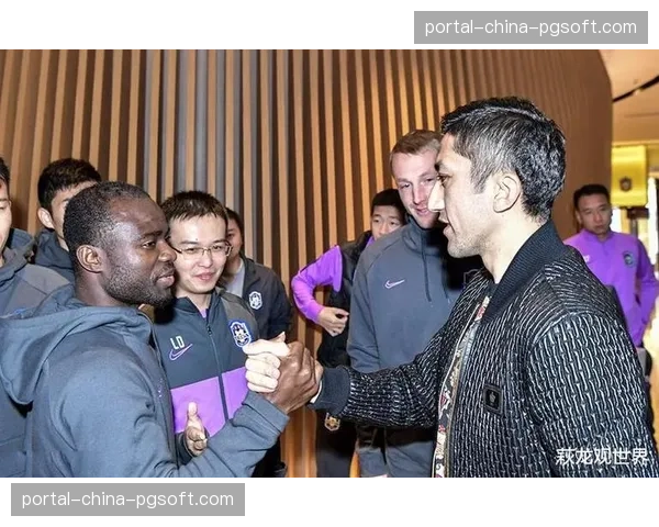 镜头捕捉：场边助理教练手持战术板，频繁提示球员防守阵型代码