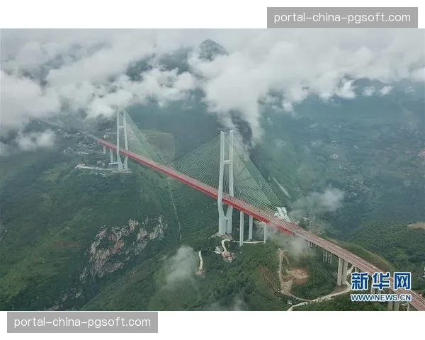 无人机俯瞰视角:车手在阿尔卑斯山经典下坡路段的高速切线 无人机俯瞰视角:车手在阿尔卑斯山经典下坡路段的高速切线